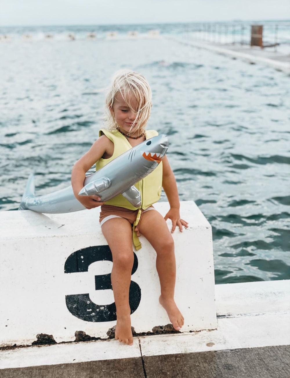 Sunnylife Inflatable Buddy Shark Attack - Silver Haj